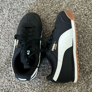 Never worn Puma Roma sneakers